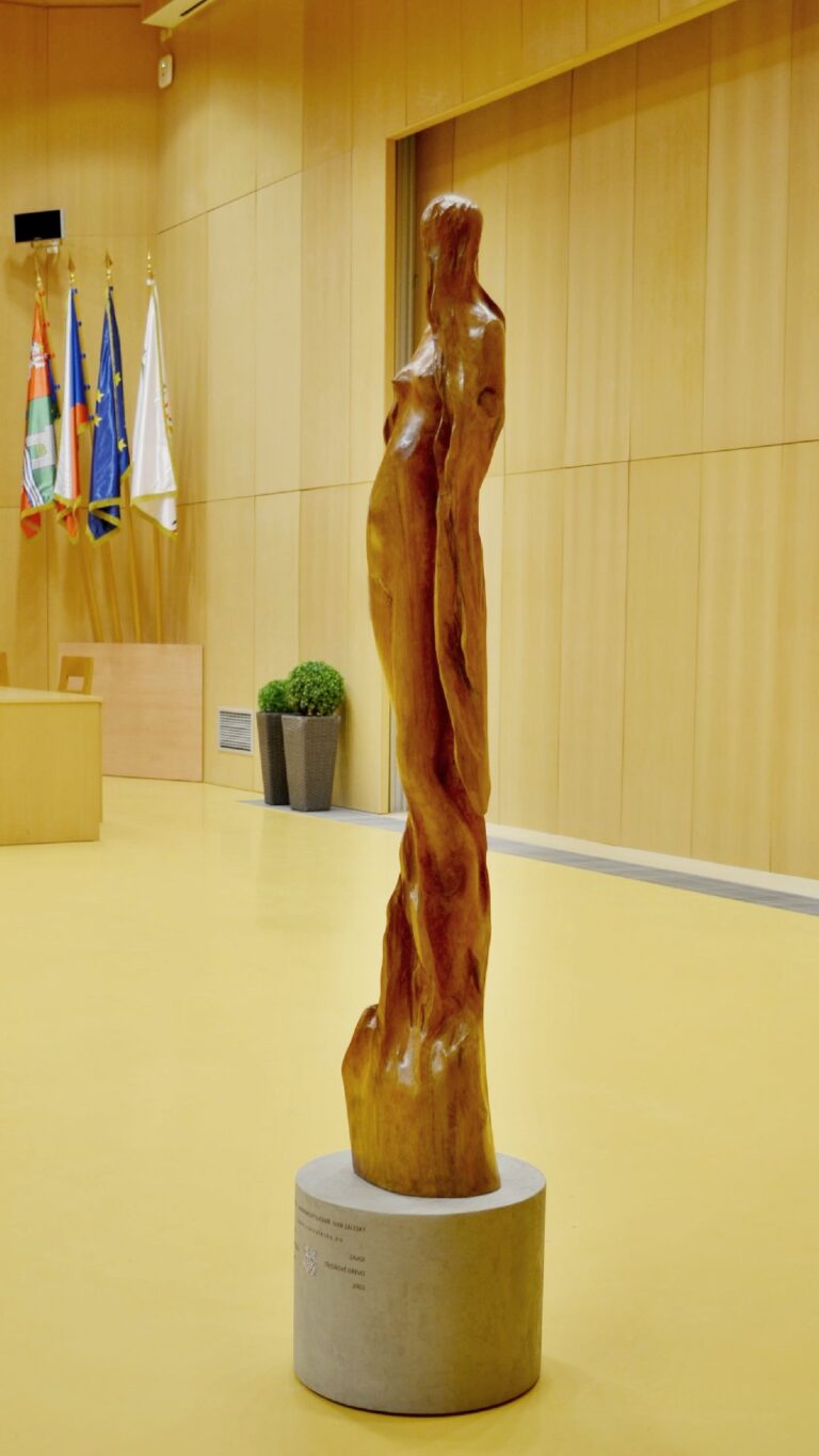 ivan-zalesky-sochy-instalovane-drevo_zavoj3