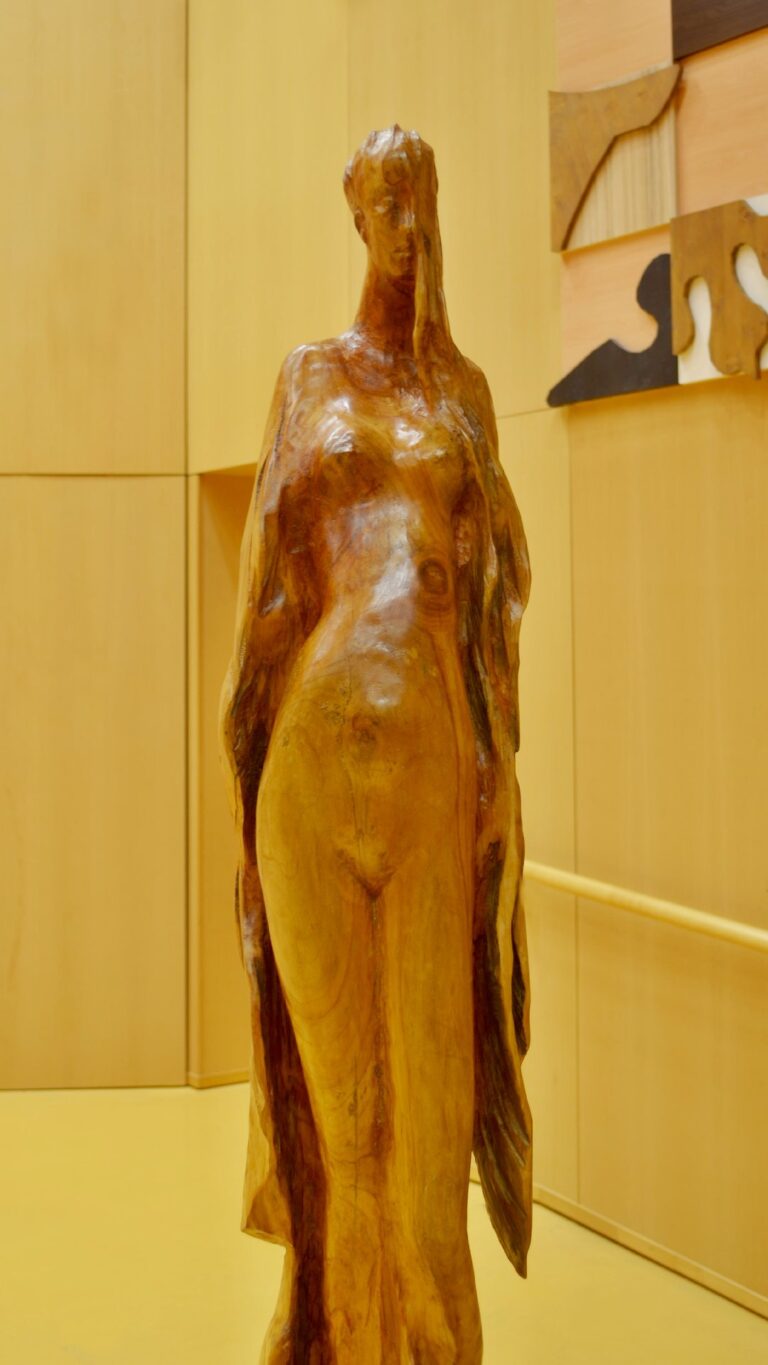 ivan-zalesky-sochy-instalovane-drevo_zavoj5