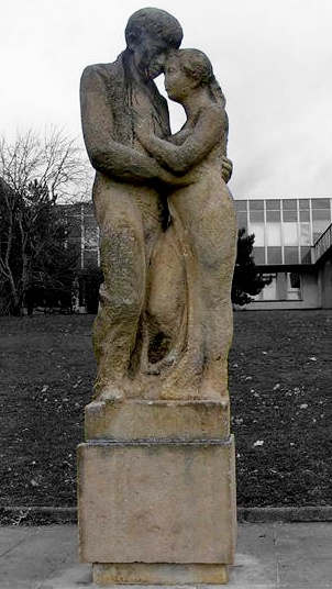 ivan-zalesky-sochy-instalovane-kamen_dvojice