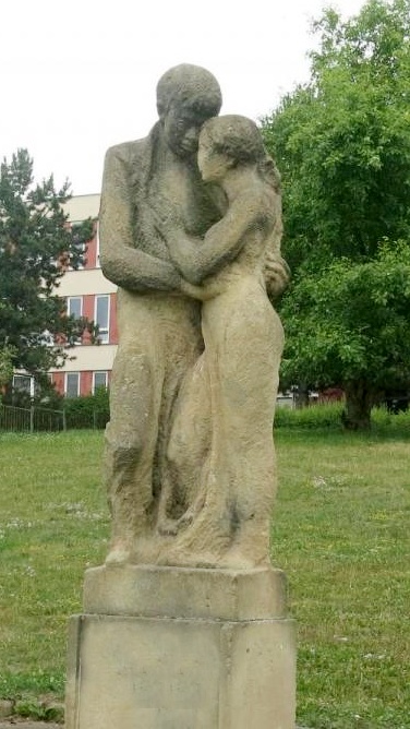 ivan-zalesky-sochy-instalovane-kamen_dvojice2