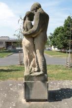 ivan-zalesky-sochy-instalovane-kamen_dvojice3