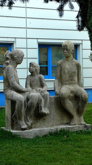 ivan-zalesky-sochy-instalovane-kamen_koupel2