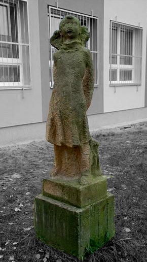 ivan-zalesky-sochy-instalovane-kamen_skolacka