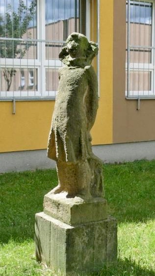 ivan-zalesky-sochy-instalovane-kamen_skolacka2