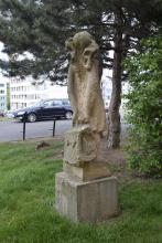 ivan-zalesky-sochy-instalovane-kamen_skolacka4