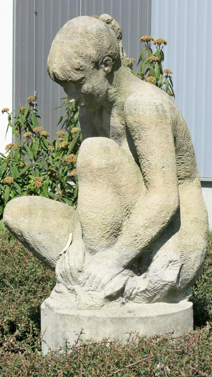 ivan-zalesky-sochy-instalovane-kamen_zena
