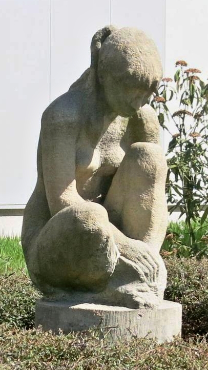 ivan-zalesky-sochy-instalovane-kamen_zena2