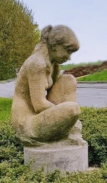 ivan-zalesky-sochy-instalovane-kamen_zena3
