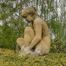 ivan-zalesky-sochy-instalovane-kamen_zena4
