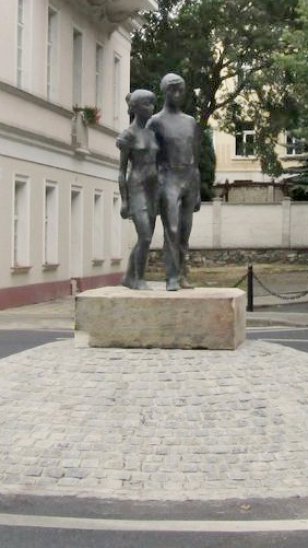 ivan-zalesky-sochy-instalovane-kov_chlapec-a-divka-2