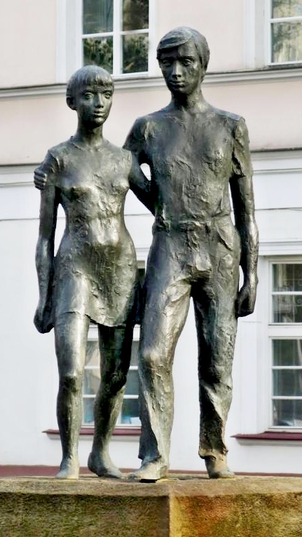 ivan-zalesky-sochy-instalovane-kov_chlapec-a-divka