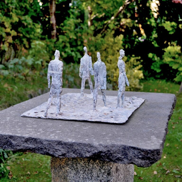 ivan-zalesky-sochy-instalovane-kov_chodci-2