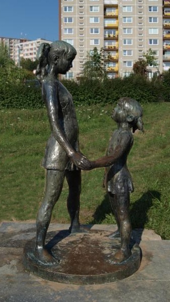 ivan-zalesky-sochy-instalovane-kov_deti