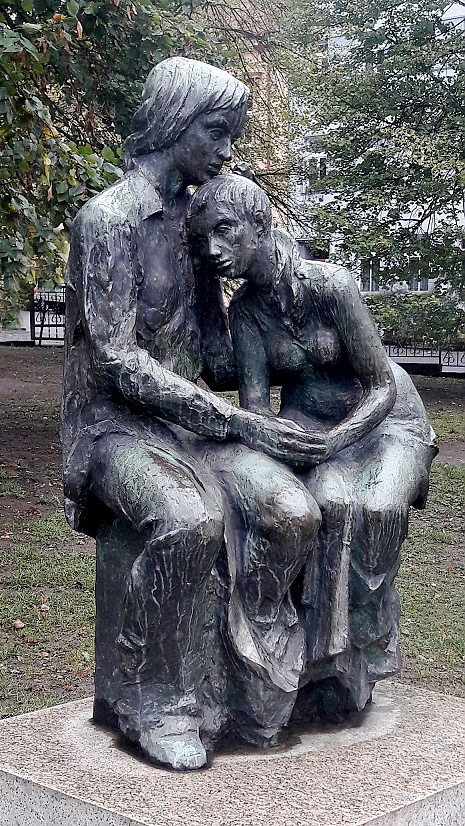ivan-zalesky-sochy-instalovane-kov_machovska-variace-3