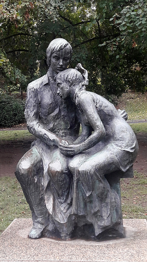 ivan-zalesky-sochy-instalovane-kov_machovska-variace